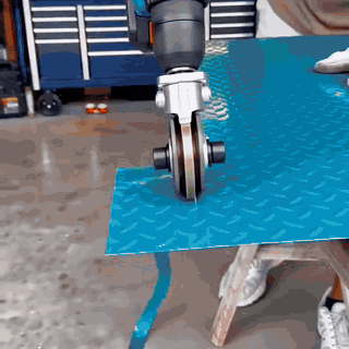 gif — MetalCut Pro™ – Nasadka do Wiertarki do Cięcia Blachy