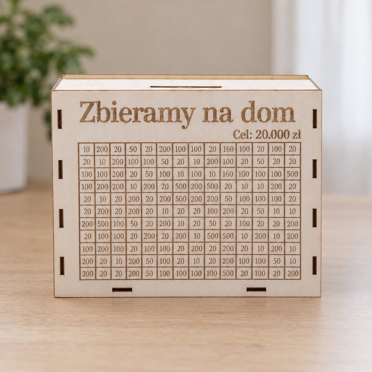 situation — Drewniana skarbonka z wyzwaniem oszczędnościowym – Twój napis i Twój cel